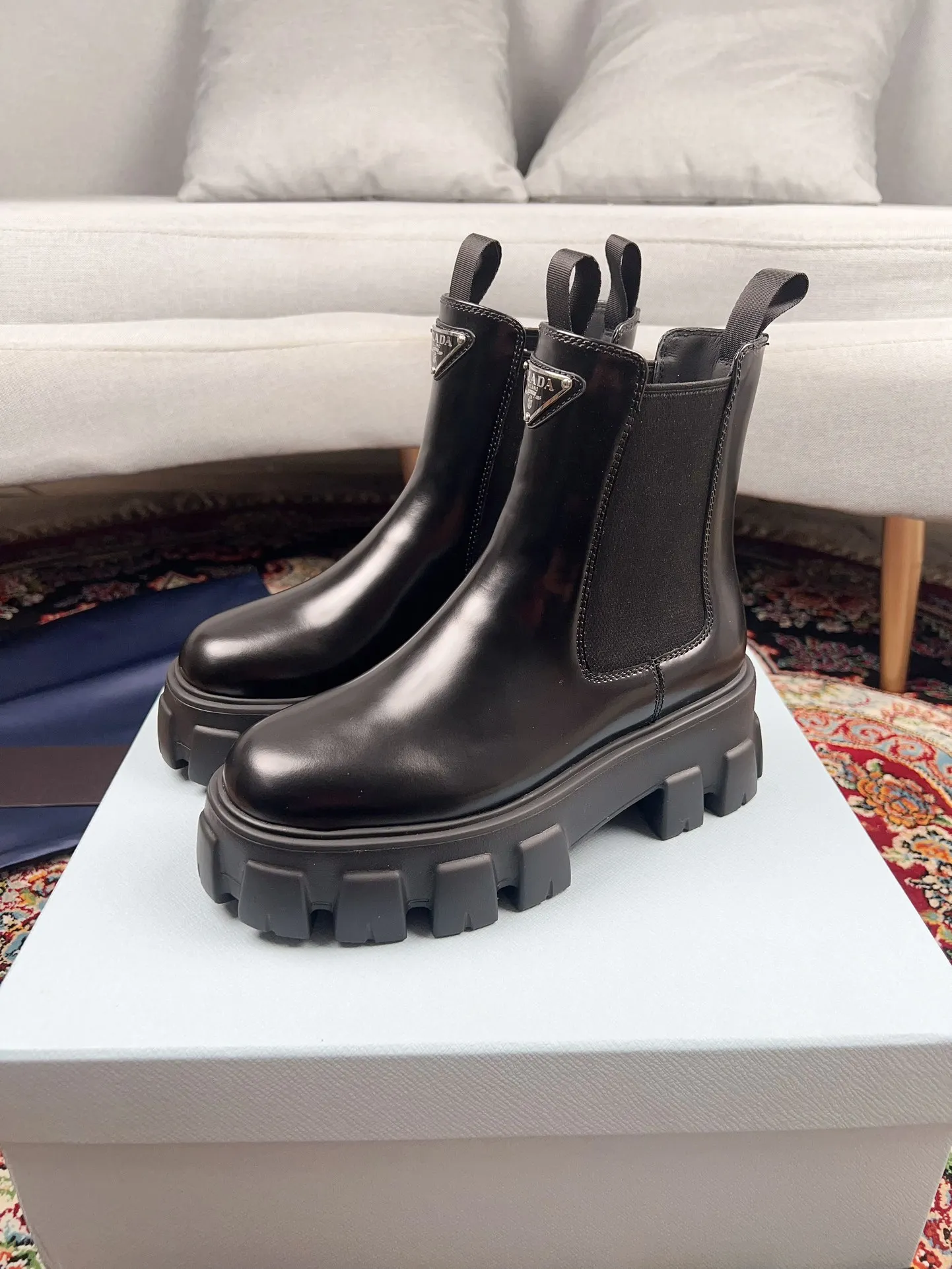 Factory direct sales p560🐘🐘Women's shoes Women's clothing Factory direct sales pRADA Prada platform platform thick-soled pocket triangle logo couple boots Original 1:1 customization, many Internet celebrities have used it, these shoes, cowhide color matching, injection molded triangle letters luogo craftsmanship, very popular this year, can be worn for leisure and sports... ❶Fabric: Customized open edge beads ➕Injection molded triangle logo ❷Inner lining: Customized cowhide ❸Feet: customized cowhide ❹Outsole: original molded foam combination outsole ❺Sole thickness: 6cm ❻Number of sizes: women's 35-40